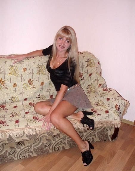 Сладкая блондинка приглашает развлечься и поэкспериментировать парней в Сладкая блондинка приглашает развлечься и поэкспериментировать парней в